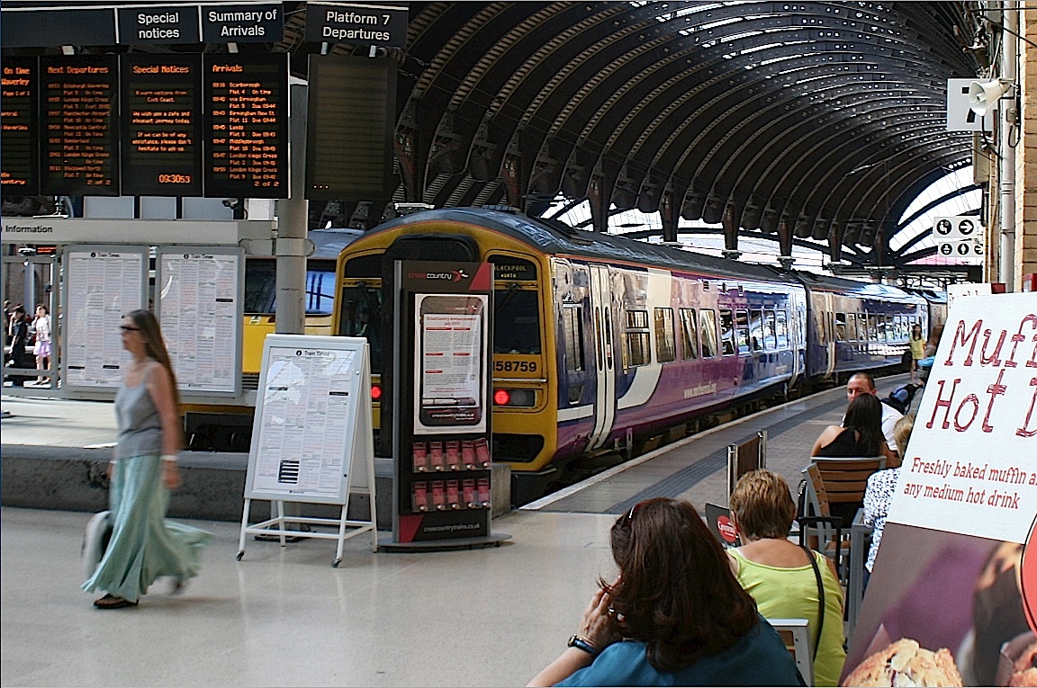 Cafe_life_on_York_station,_a_hot_day_at_30_degrees._-_panoramio